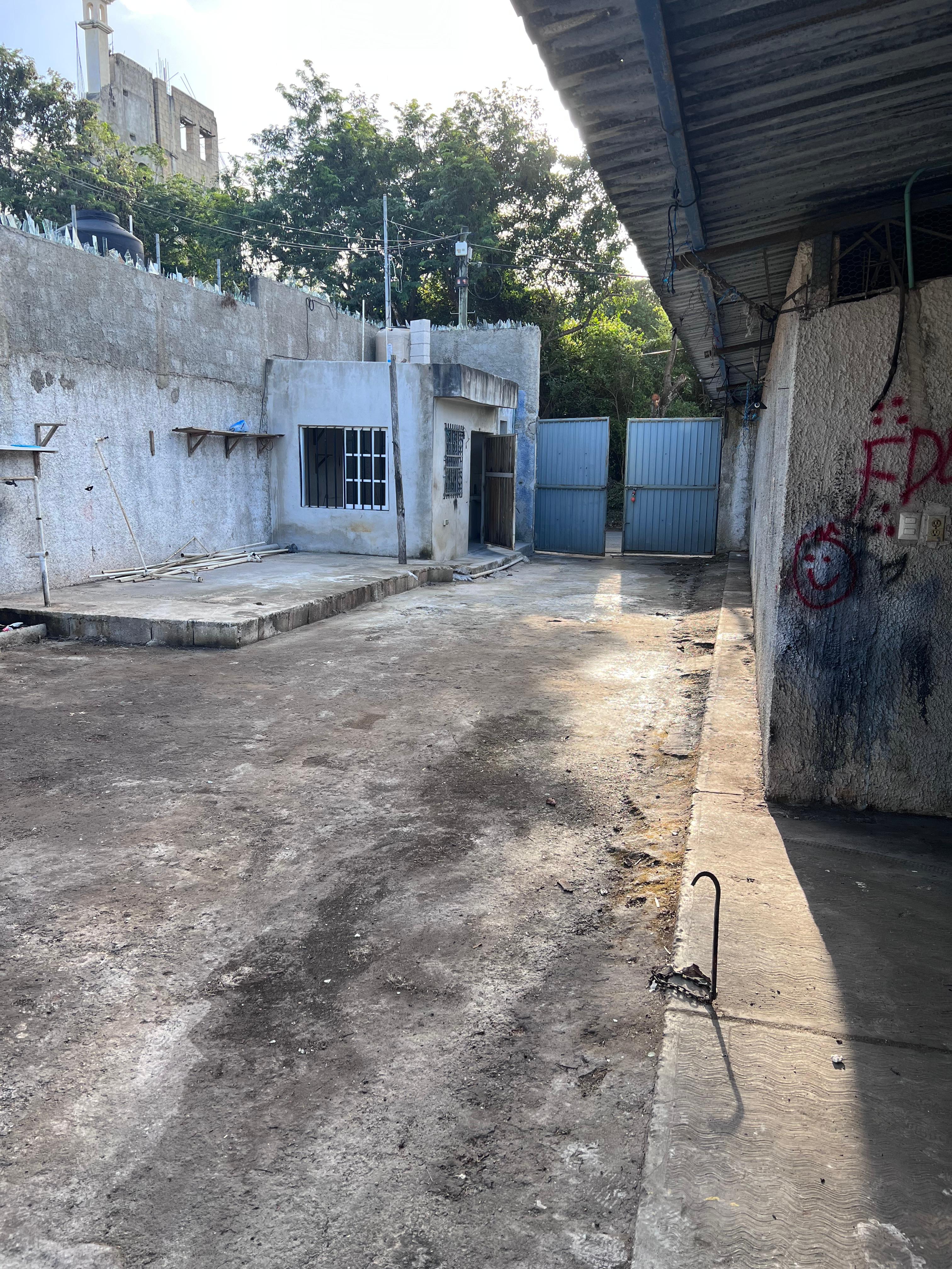 Acceso al fondo del predio